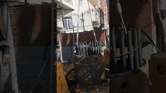 Установка арматурного каркаса в скважину БНС (Bauer BG-28) смотреть онлайн