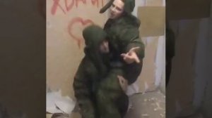 Я рисую на асфальте белым мелом слово "Хватит"