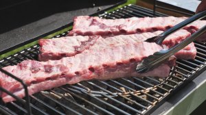 Те самые свиные ребра в луково-горчичном соусе.