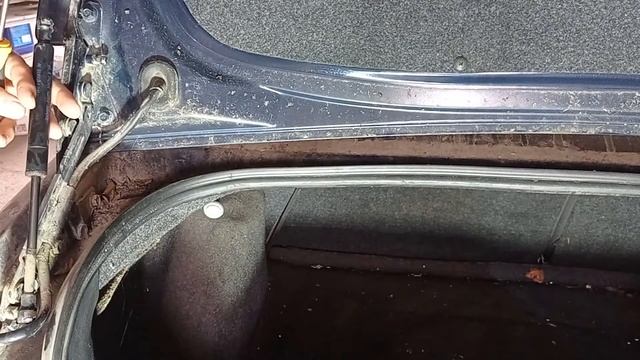 Как снять амортизатор крышки багажника Ford Focus 1 смотреть онлайн