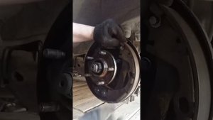 Снятие задних колодок Nissan Liberty