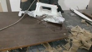 Как снять толстый слой лака с помощью... утюга. Фен в проигрыше