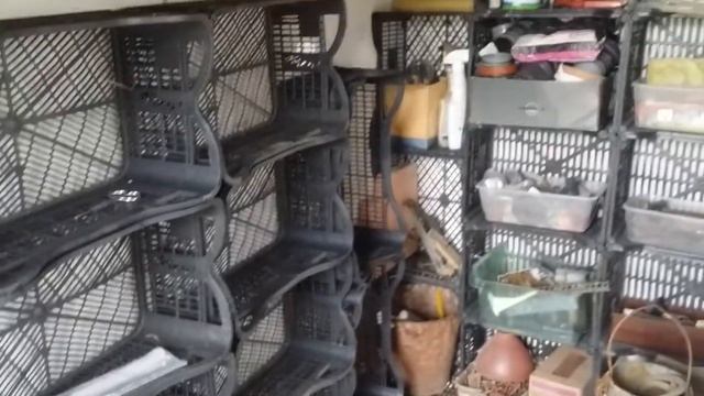 Шкафчик   полки из пластмассовых ящиков