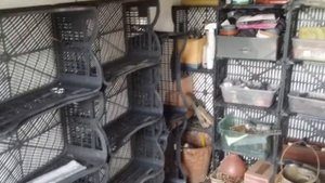 Шкафчик   полки из пластмассовых ящиков