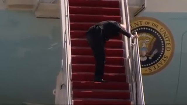 Президент США Джо Байден падает😱 смотреть онлайн