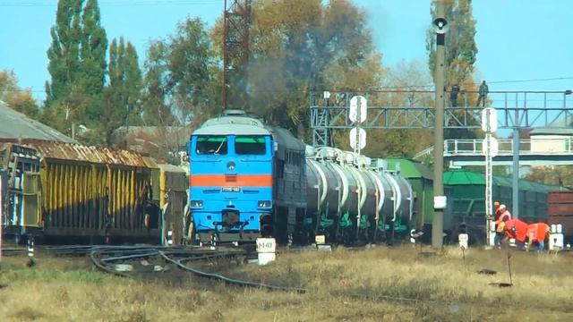 Отправление грузового поезда Бессарабка - Березино. Тепловоз 2ТЭ116-1062. Станция Бессарабская смотреть онлайн