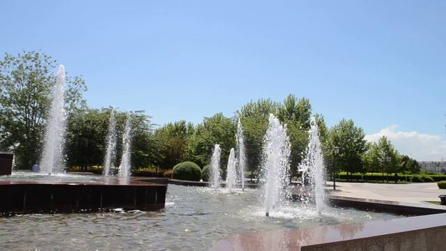 Фонтаны комплекса «Грозный-Сити» и мечеть «Сердце Чечни». смотреть онлайн