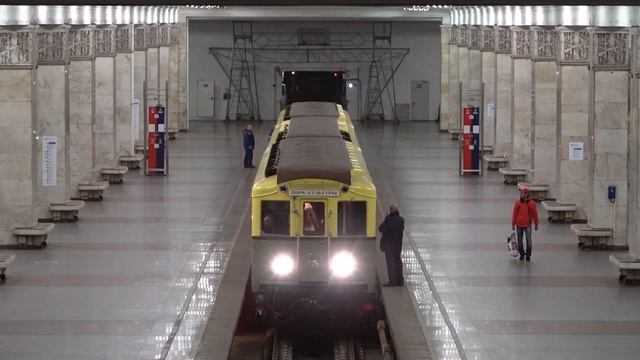 Первый поезд метро Москвы  - Типа А - на станции Партизанская