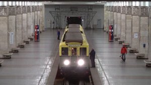 Первый поезд метро Москвы - Типа А - на станции Партизанская