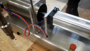 Полуавтоматический поршневой дозатор для жидкости G1WY. Розлив по 5 литров