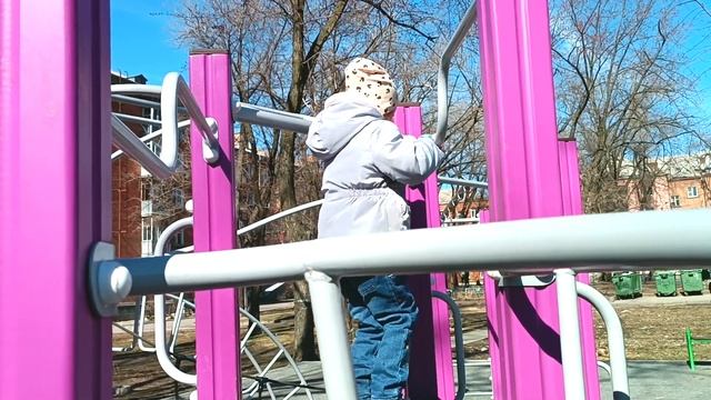 Проводим время на детской площадке смотреть онлайн