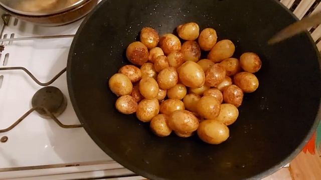 Вкусная картошка Мелкая картошка целая в сковороде