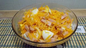 Сытный салат с тыквой, ветчиной и яйцом