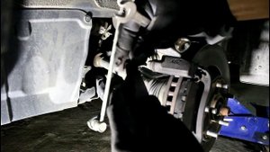 Toyota RAV4 Тойота РАВ4 2015 года Замена передних тормозных колодок