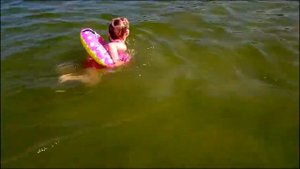 Купаемся плаваем в море Купаемся на круге и матрасе we re swimming