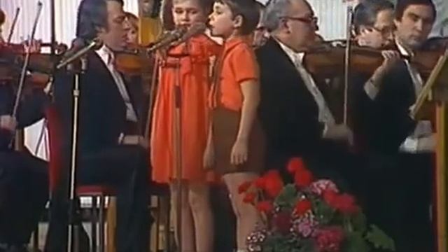 Калоши настоящие, красивые, блестящие... . Большой детский хор.