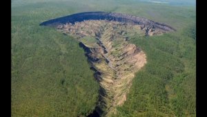 Батагайка. Очень странный провал необычной формы. Как в природе такое происходит?