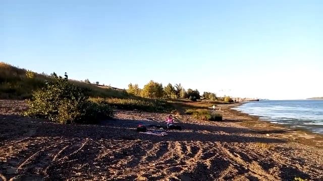 Галечный пляж на берегу Волги в Волгограде Pebble beach on the banks of the Volga in Volgograd 伏尔加格