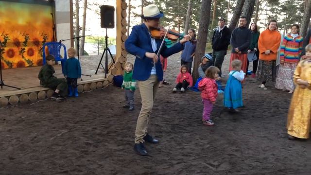 Бах даже в лесу звучит торжественно. смотреть онлайн