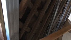 ДРАНКА ПРИБИВАЕТСЯ РЕШЕТКОЙ НА ДЕРЕВЯННУЮ СТЕНУ (pin wooden shingles) Этап 2