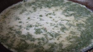 Салат с кальмарами и зеленым омлетом