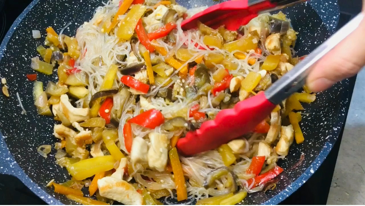 Фунчоза с курицей и овощами по-китайски - сытный и полезный ужин для всей семьи