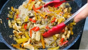 Фунчоза с курицей и овощами по-китайски - сытный и полезный ужин для всей семьи