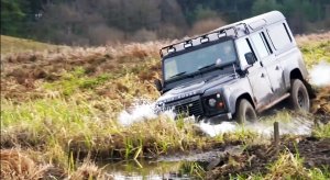 Сверхомбициозный бросок модного Land Rover Defender в бездонное болото на бездорожье.
