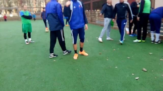 Бьют жопу на коробке. Они потом разогнуться на могли. смотреть онлайн