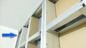 Установка перегородки  с уже готовым натяжным потолком