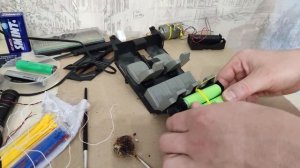 Как заменить батарейки на аккумуляторы 18650 с возможностью зарядки на игрушечном авто.