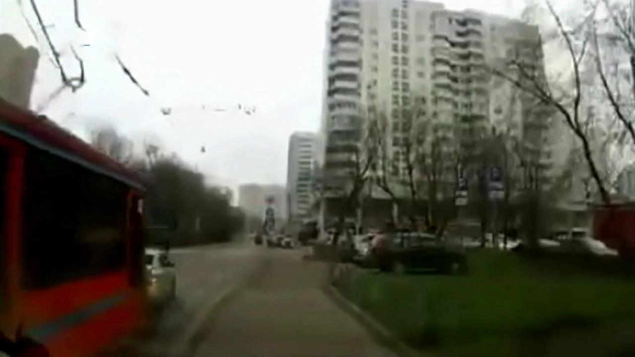 Кадры с видеорегистратора, на которых запечатлен "взбесившийся трамвай"