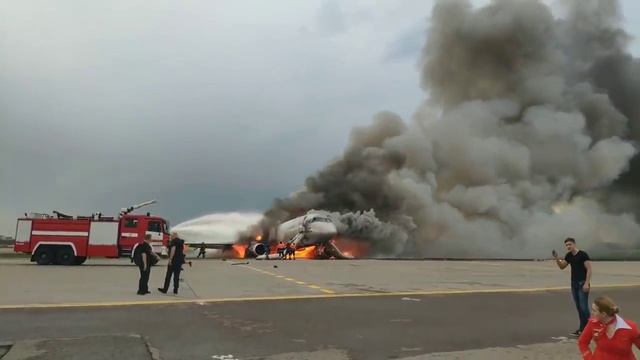 Катастрофа ssj-100 в Шереметьево (05.05.2019)/ Sukhoi Superjet 100 caught fire in Sheremtyevo смотреть онлайн