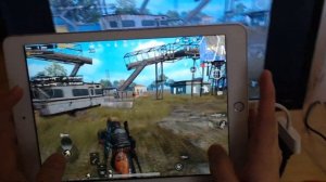 PUBG MOBILE ИГРА В 4 ПАЛЬЦА | HANDCAM IPAD 2017 | ВЕБКА СНИМАЕТ РУКИ ПУБГ МОБАЙЛ