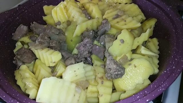 Куриная ПЕЧЕНЬ, тушёная с картофелем и сметаной! Вкусный обед по - быстрому!