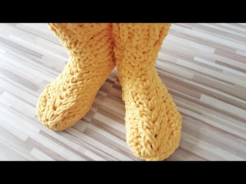 Вязаные тапочки-сапожки из плюшевой пряжи с косой смотреть онлайн