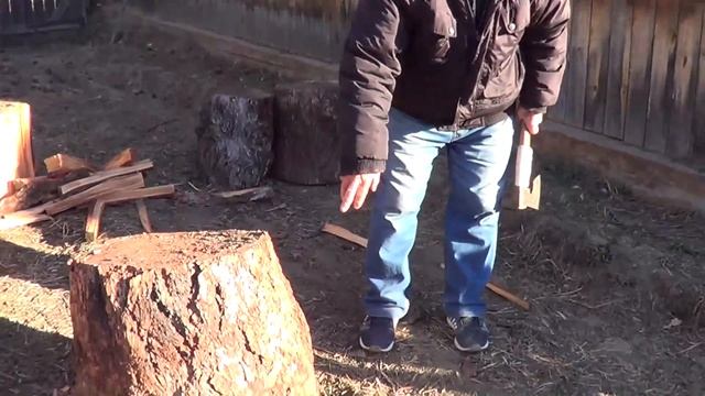 Как правильно колоть чурки топором. смотреть онлайн