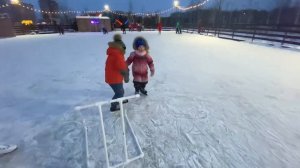 Впервые на коньках. Учусь кататься на коньках ⛸ Новогодние каникулы 2022