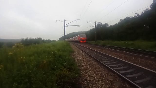 Электропоезд ЭД9МК-0100 "Ерофей Хабаров" сообщением Владивосток-Ружино летним вечером на Транссибе. смотреть онлайн