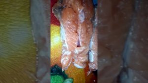 Черви в красной рыбе.