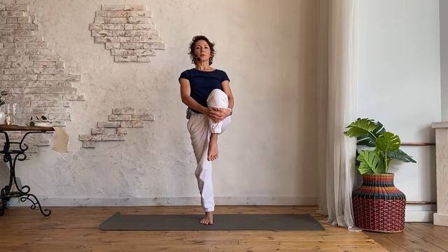 Позы стоя: йога для устойчивости #йогакаждыйдень #йогадляновичков