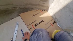 Укладываю плитку на балконе