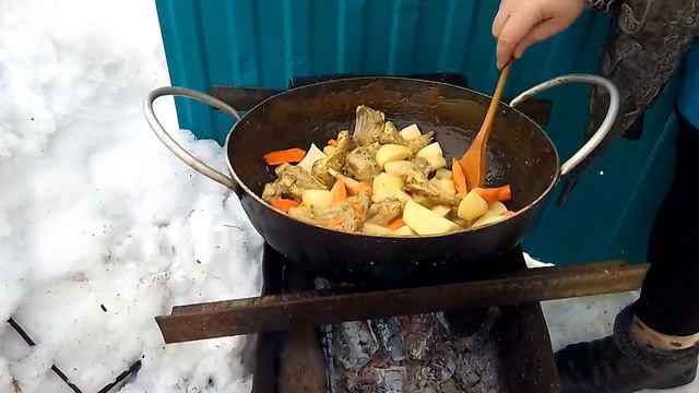 Готовим кролика с картошкой  в садже на костре.