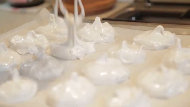 Рецепт Очень вкусное пирожное безе с малиной смотреть онлайн