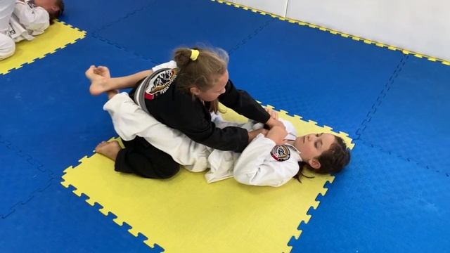 Тренування з Джиу Джитсу.  Дівчата - молодша група. смотреть онлайн