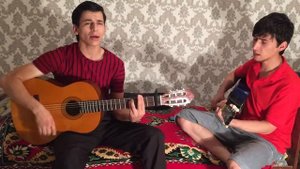 Уронил букет на паркетный пол