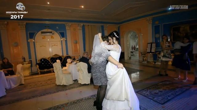 #202 | Мама невесты снимает фату у нее. __ The bride's mom removes her veil. смотреть онлайн