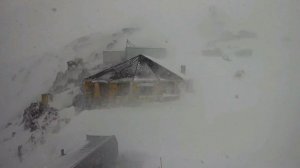 Снежная пурга на склонах Эльбруса утром 21.01.2024