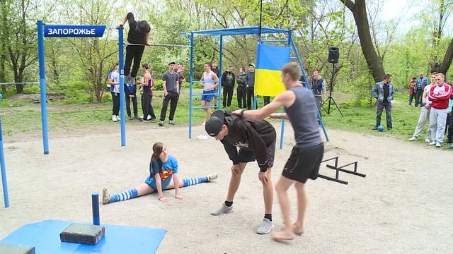 В Заводском районе молодые спортсмены занимаются уличным спортом