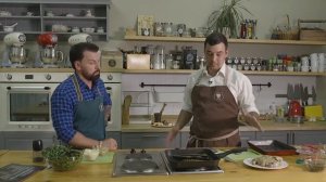 Цыпленок с грибным соусом и салатом из печеных баклажанов
